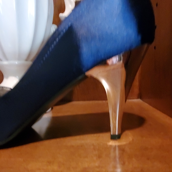 Shoes - Picture 3 of 4